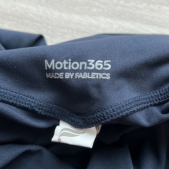 Fabletics xs navy blue leggings. Sheer side with side pockets - Picture 4 of 4
